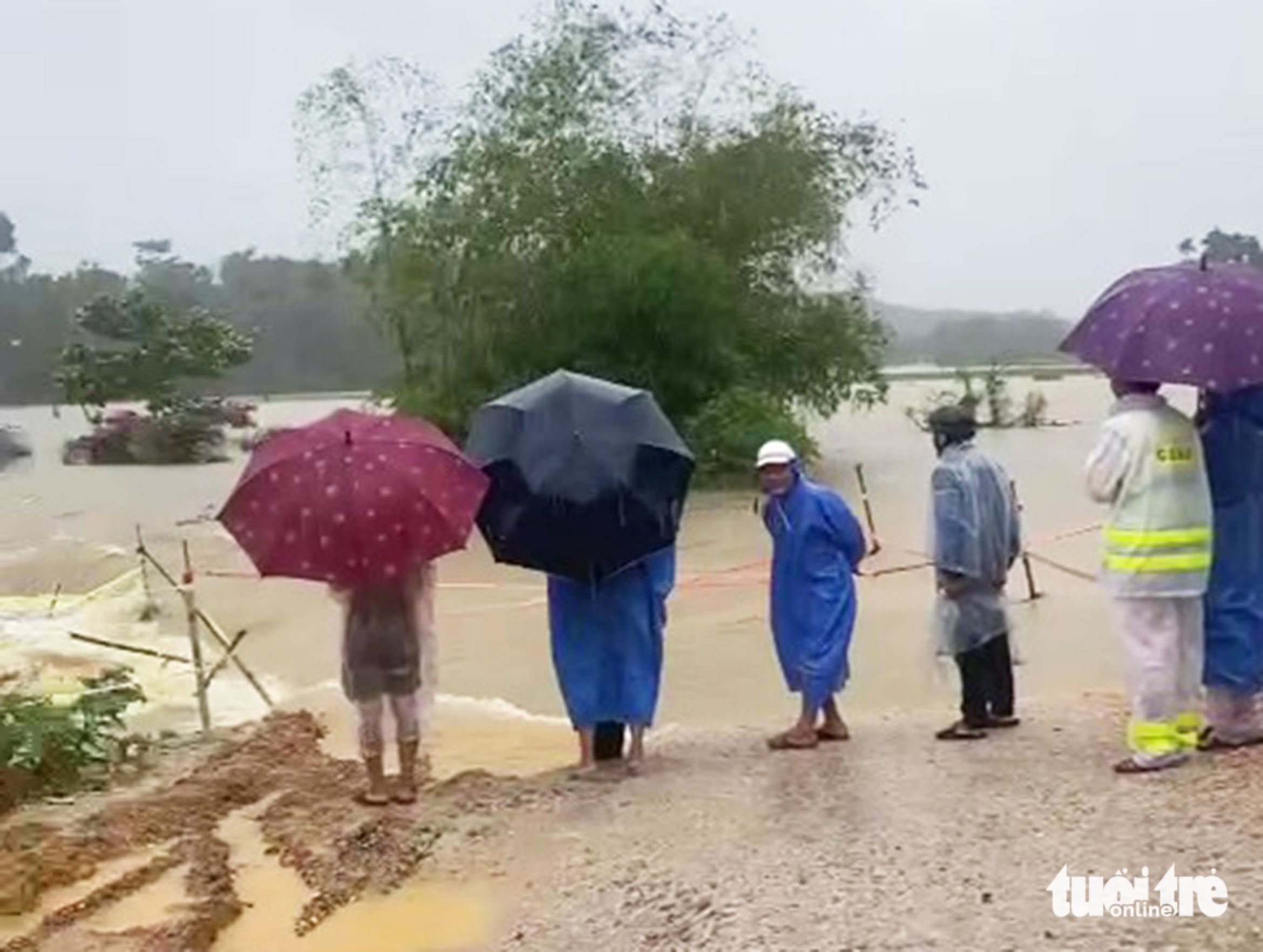 岘港山区大雨,山体滑坡,洪水,达克米4号水电站预计泄洪量增至4500立方米/秒